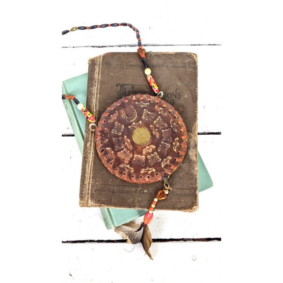 Vintage Indian tribal large round tooled leather coin pendant beaded feather nec - Picture 3 of 7